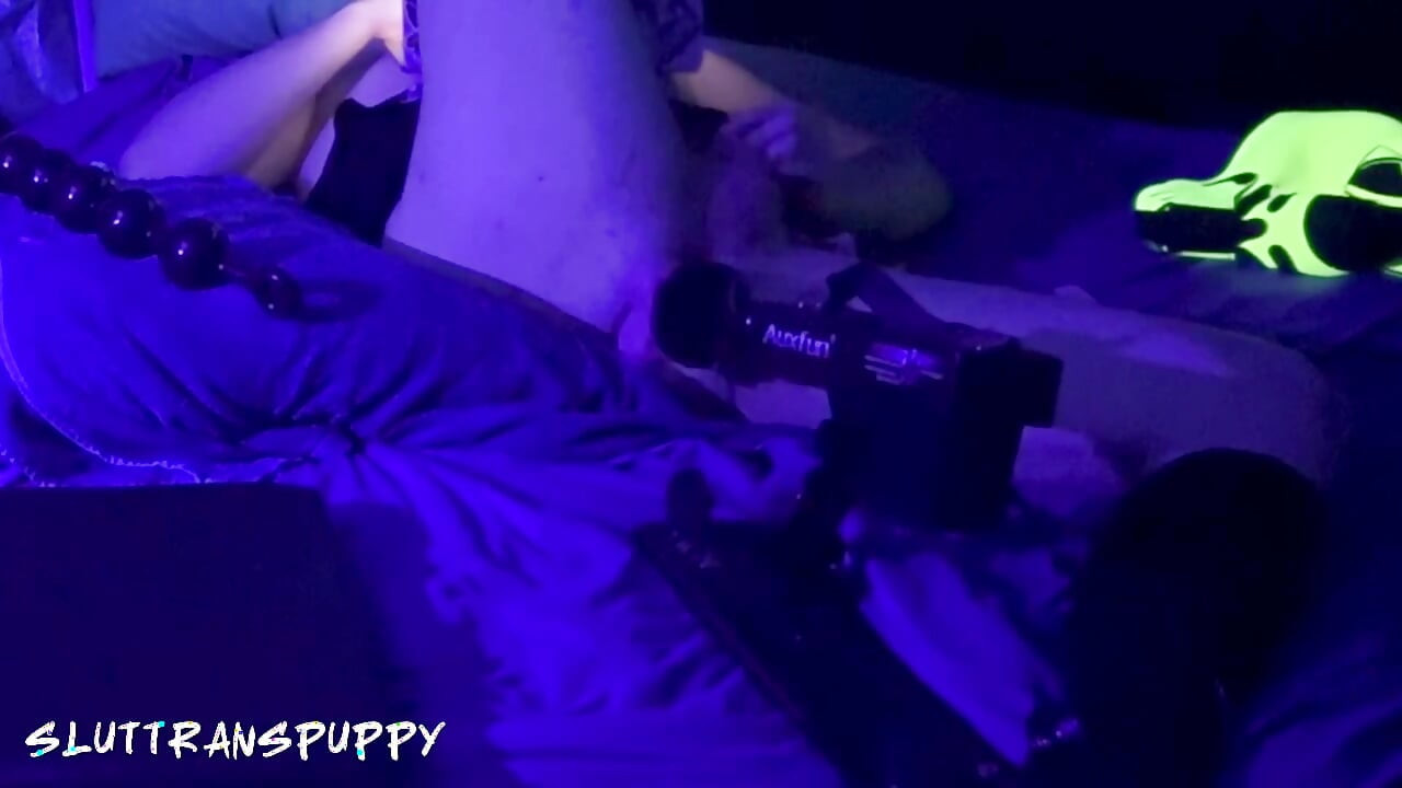 S1UTTRANSPUP mengambil dildo 9 inci pada mesin kongkek dalam lampu hitam