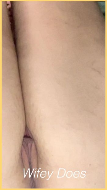 पत्नी अपनी परफेक्ट चूत और उसके अद्भुत स्तनों के साथ खेलती है।