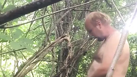 Dışarıda vahşi mastürbasyon yapıyor
