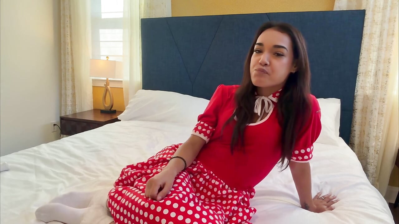 Zara's Sultry '50s Fantasy 4K POV Devouring Desire Awaits!