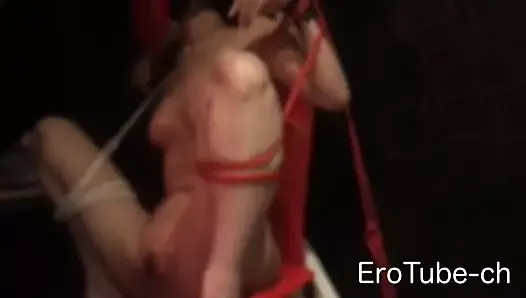 Публичная демонстрация рабыни в комнате sm, японская бритая красивая модель в любительском видео
