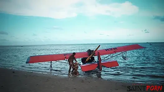 Caylian Curtis fickt einen Piloten an einem abgelegenen Inselstrand