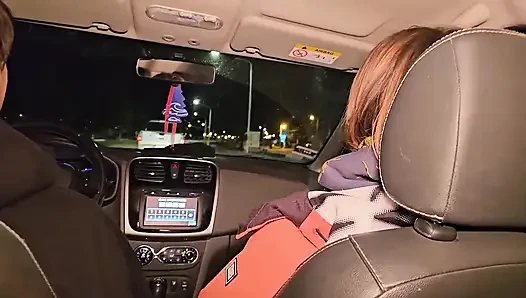 Schmutzige schlampen lutschen schwanz im Uber vor der party! Klopfen, klopfen