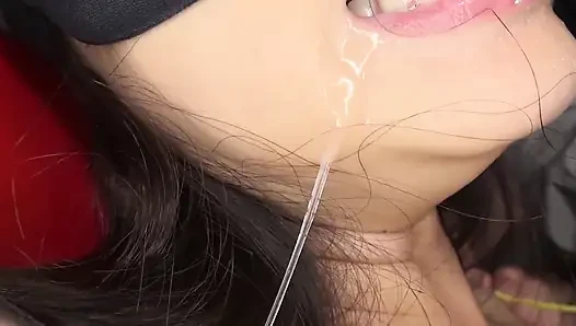 Bağlı kıllı esmer hatun çığlık atarak orgazm olmak için oyuncakla sikiliyor