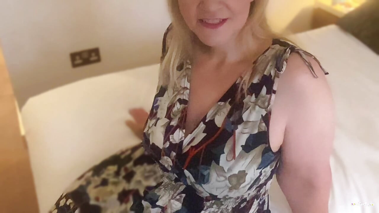 My friends mother let me give her a oily massage and fuck bareback