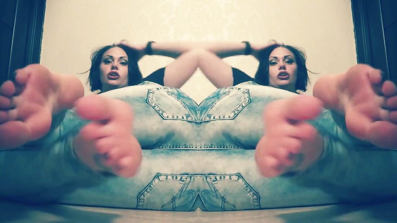 Joi cei cei dengan kaki jeans telanjang