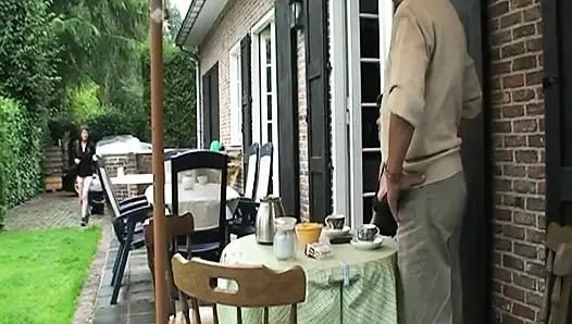 Kakek tua meniduri cucunya dan kemudian nenek dan temannya bergabung dengannya