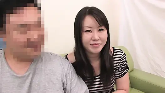 Geiles mädchen masturbiert mit ihren fingern bis zu einem squirt