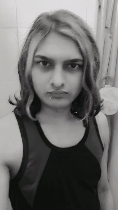 Zoya shezadi in einem alles gute zum geburtstagsgeschenk für gute nacht süße träume in einer toilette