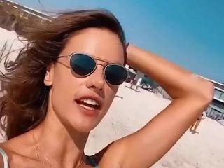 Alessandra ambrosio e izabel goulart - ragazze in bikini 7-3-20