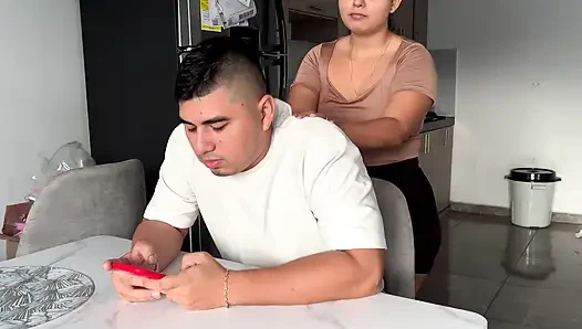 Сводная сестра хочет секса на кухне