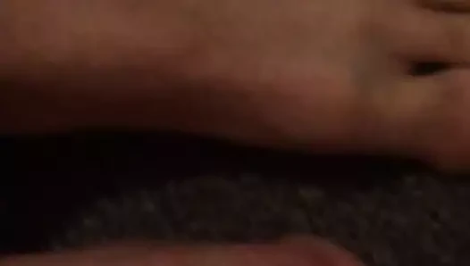 Erkek ayak içinde ihtiyaç arasında bir sulu siyah horoz