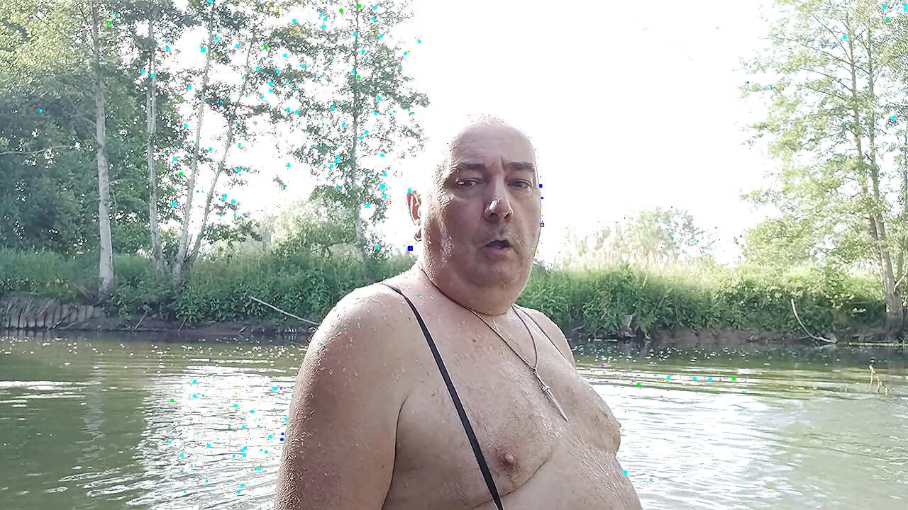 El papá regordete y bigote se está divirtiéndose en el arroyo, se masturba descaradamente con lodo