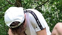 Ragazzo polacco adolescente gioca con un dildo mostruoso fuori dalla foresta pubblica e distrugge il culo di quanto non venga