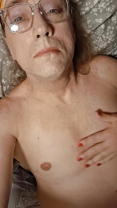 Ugly old tranny goes wild on a pair of dildos