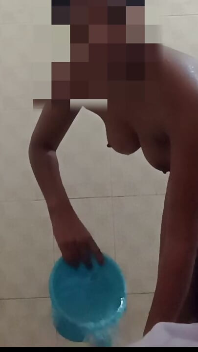 Apne best friend ke SAT ghumne gayi thi bathroom ke andar but under magic