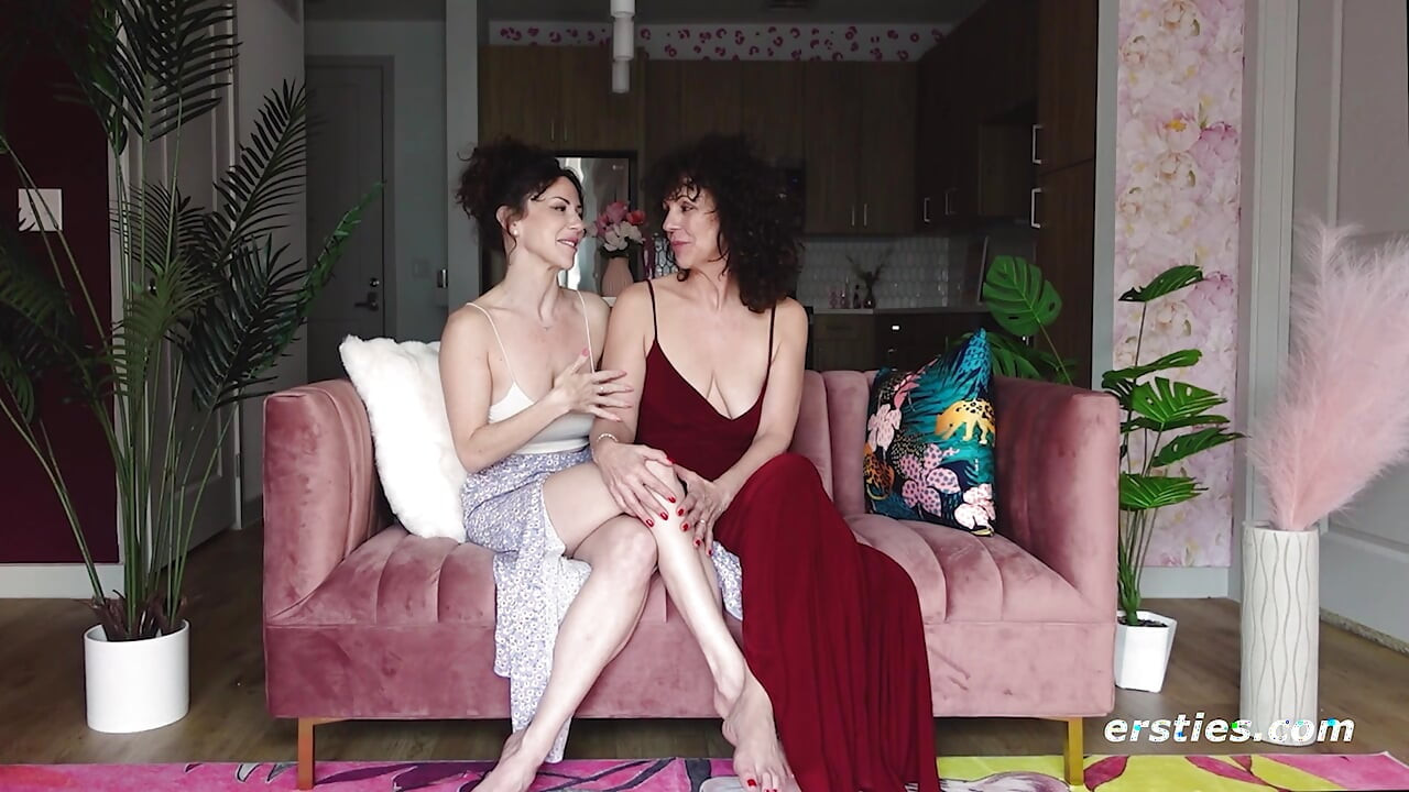 Ersties - Partneri iz stvarnog života Savvvy i Simone pokazuju nam kako izgleda vruća lezbijska ljubav