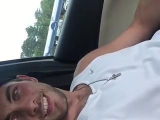 Un beau mec blanc suspendu s'exhibe dans une voiture