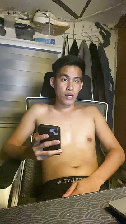pewny siebie model po zmroku