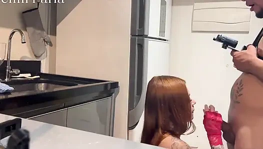 Nachbarin erwischt mich in der küche, isst mich und lässt mich stillen