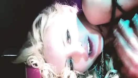 Ortaya çıkarılan kadın sahnesi 4: iç çamaşırlı sarışın büyük göğüslü orta yaşlı seksi kadın aynı anda iki yarakla sikişmeyi seviyor