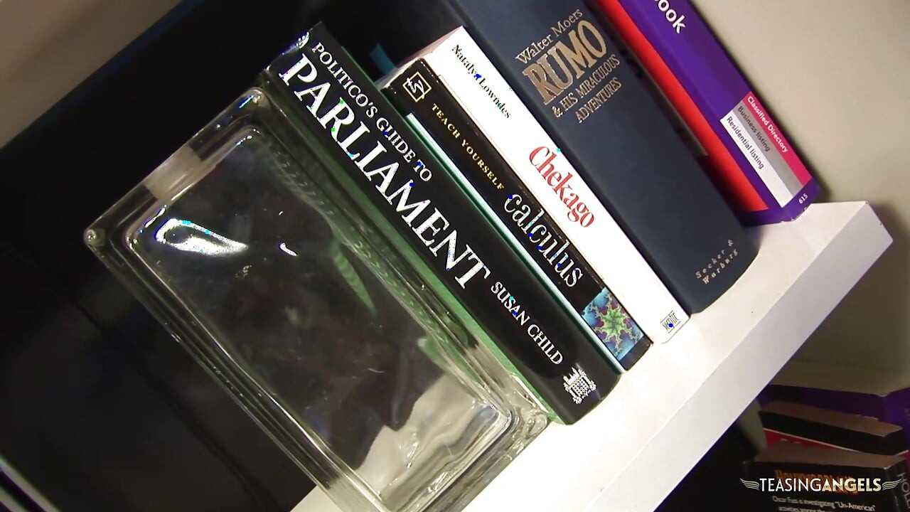 Un mec plus vieux fait un quatuor avec deux filles excitées au bureau