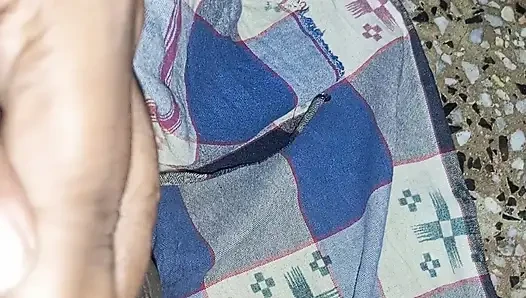 Hintli evli kadın amını parmaklayarak sikişiyor