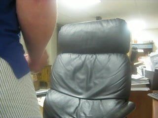 Ogromny wytrysk na skórzanym krześle