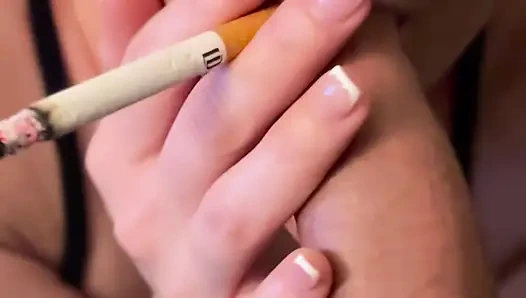 Gözleri bağlıyken sigara içen oral seks