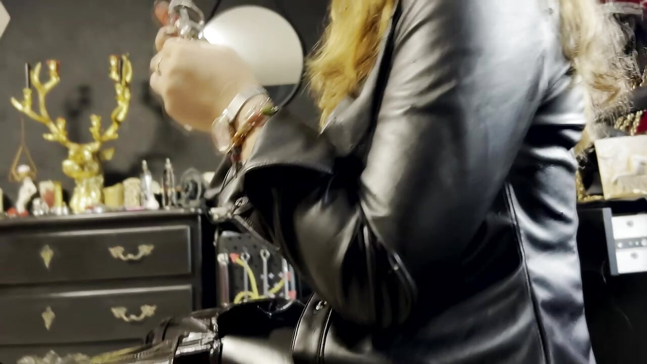 痩せた奴隷の少女に重い乳首クランプをつけている