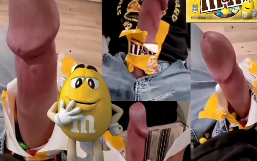 Bir çanta büyük yarak ve m&m