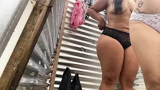Capturando mulheres trocando de roupa na praia