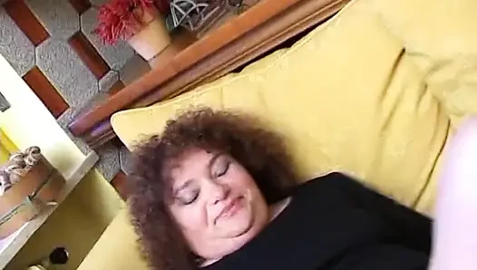Amateur fat girl jerks off her pussy with a dildo