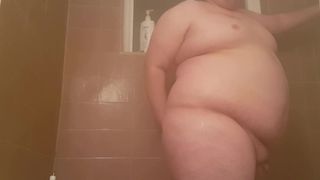 Un chub avec un Willy vraiment minuscule prend une douche