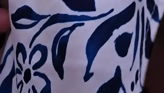 Astaga, pria asing ini meluncurkan kontolnya ke dalam celana dalamku dan aku nggak berhenti ngentot dia