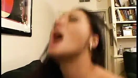 Сладкую маленькую щель Sandra Romain и яму в задницу разграбил белый ебарь на диване