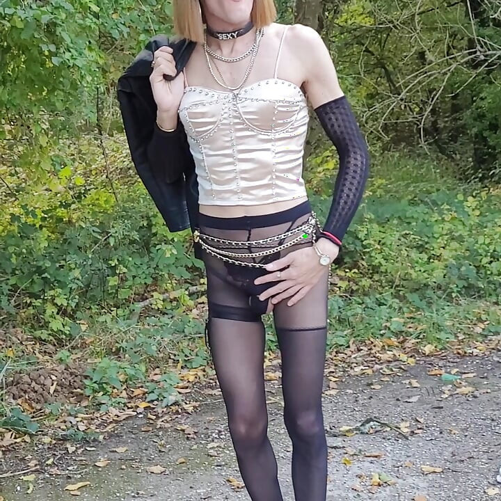 Exhibit P🚗U B L I C en Pute on a Parking Lot in the Forest, at La Faisanderie 91. Fanciful Tights, Thong [4sep25] Meet CoKiiNE! VaneSsaBiTCHx
