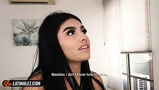 Sevimli latin lezbiyen 18 yaşındaki üvey kız kardeşlerin sıkı tıraşlı amına dilini gömer