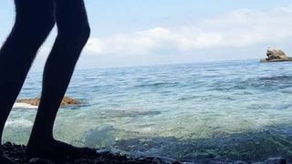 Une grosse bite marocaine se masturbe en mer dans la nature