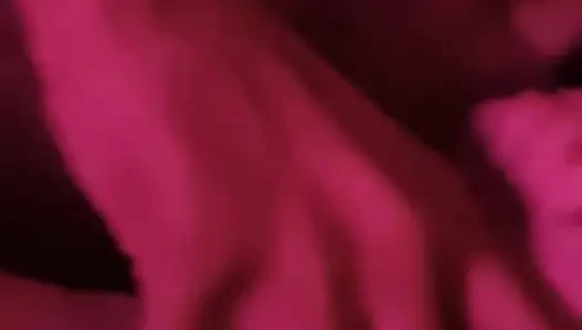 Kırmızı ışık 25 yaşındaki orta yaşlı seksi kadın amcığını dölle kaplıyor sürpriz fışkırtma