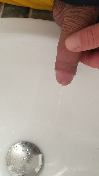 他在公共厕所的水槽里撒尿