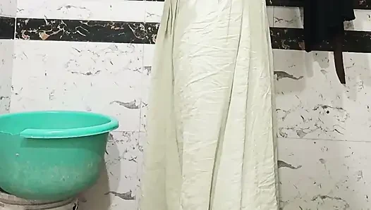 Прия Бхабхи показывает хорошее тело