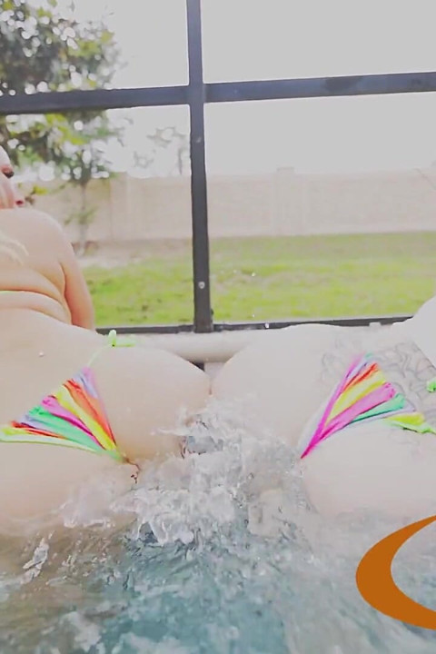 Semaj Media 厚實金髮大屁股 Mellanie Monroe & Davina 在泳池邊扭動