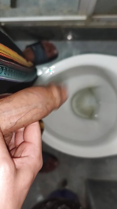 सुंदर ट्विंक टॉयलेटमध्ये हातमैथुन करते