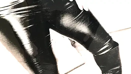Süper seksi kadın kılıklı sürtük Kandi siyah lateksli ve çizmeli yarağını sallıyor pmv
