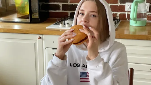 Californiababe wants more sauce in her burger