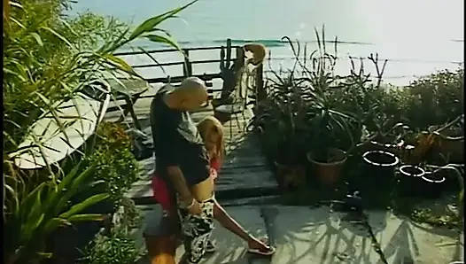 Freche brünette lutscht seinen penis