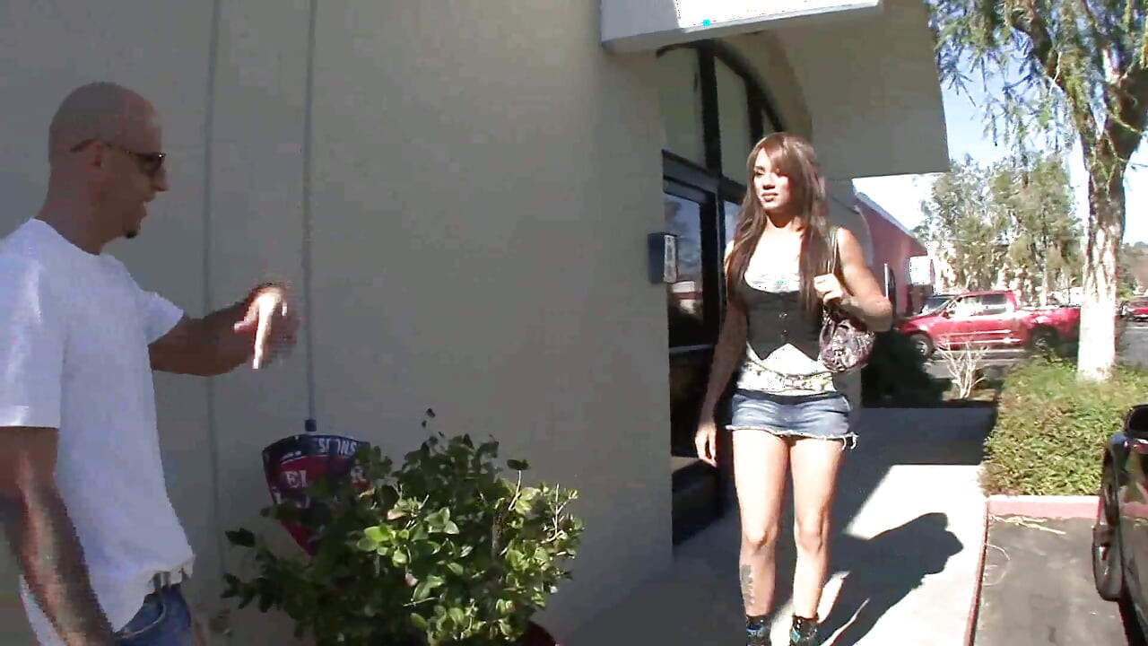 若い幅が拾い上げ、大きなコックによってきっ