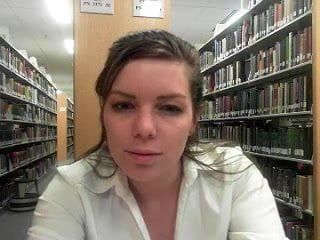 Panna Scarlett, w bibliotece z wibratorem