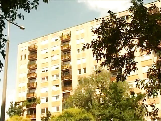 Качок на улице отсасывает у мужика донг, затем жестко трахает его
